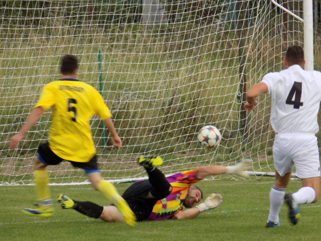 Senohrabský Beran (ve žlutém) vyrovnává na 1:1