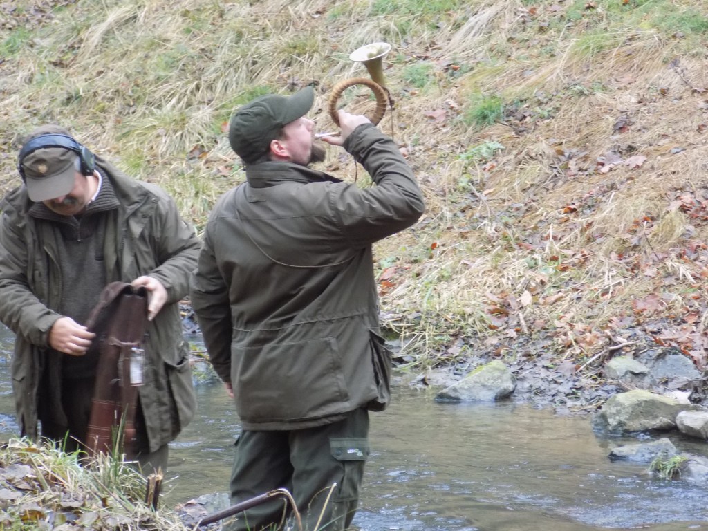 Zadutím do borlice trubač ohlašuje začátek a konec leče
