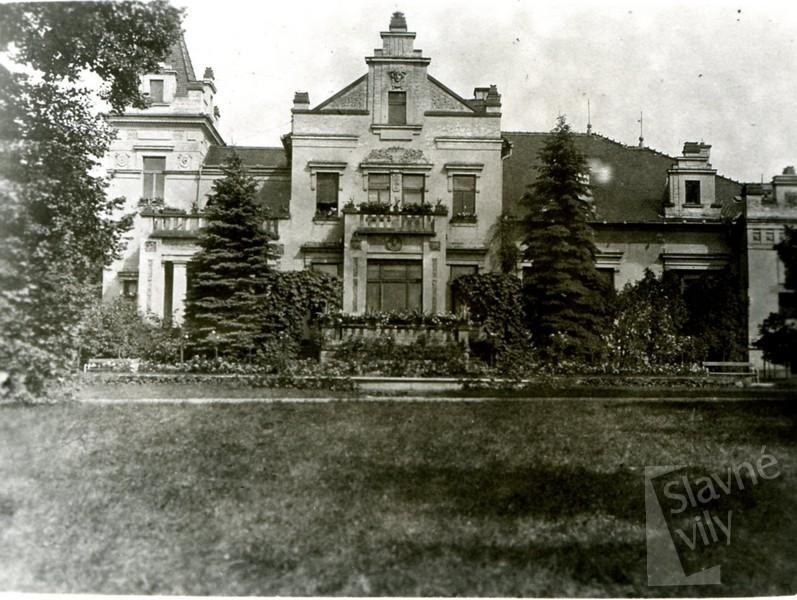 Novorenesanční vila zepředu na historických fotografiích