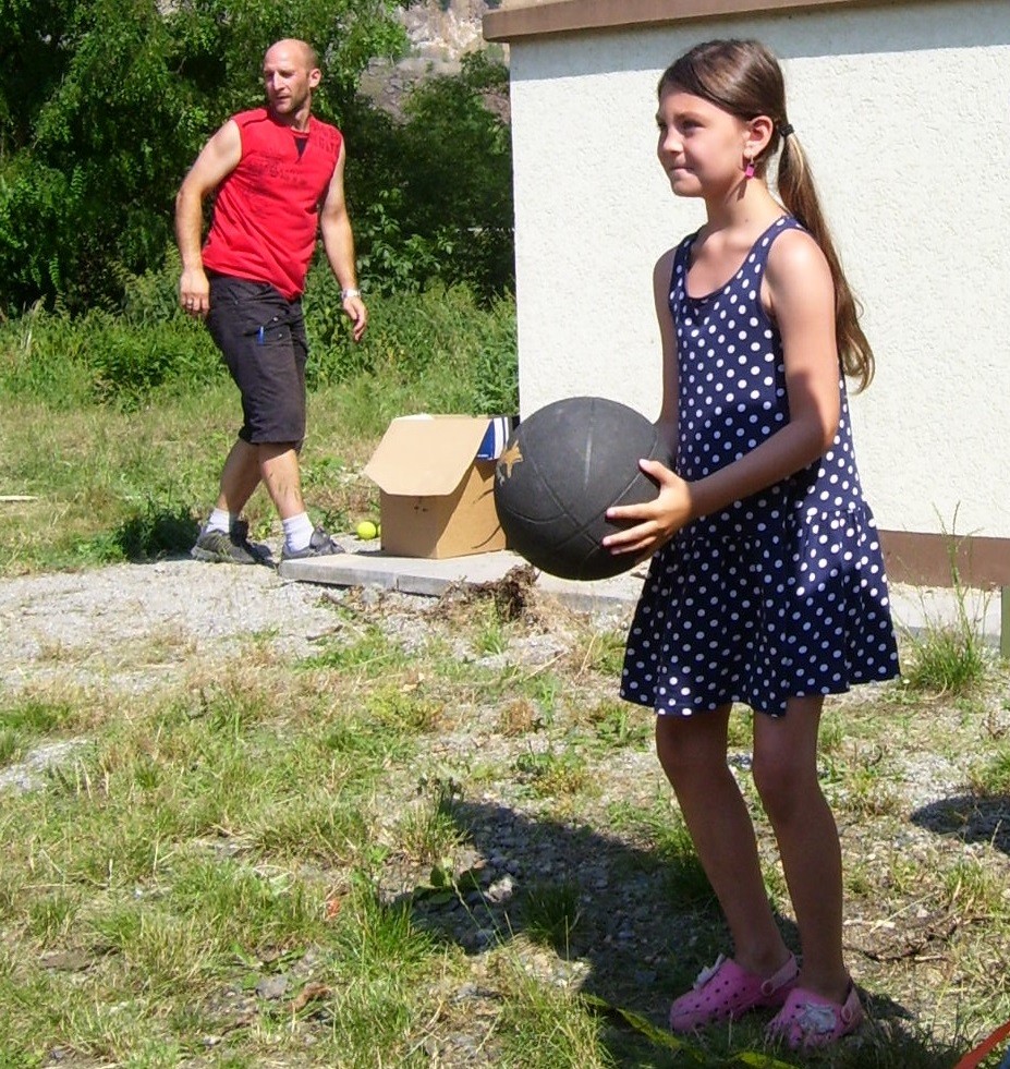 Hod míčem na basketbalový koš