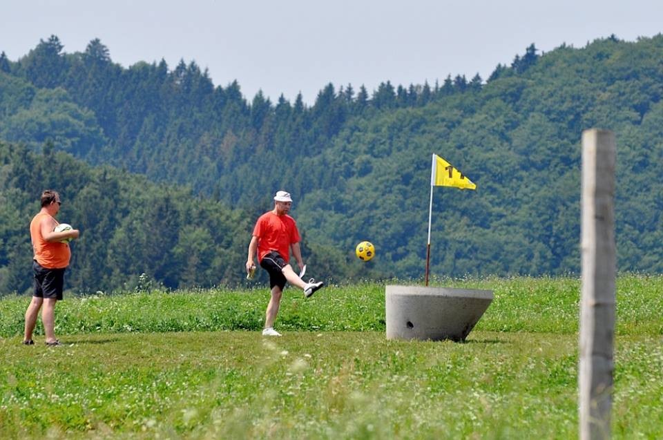 Fotbalový míč musí skončit ve vyhloubeném prostoru o šířce 55 až 65 centimetrů; zdroj: facebook – fotbalgolf