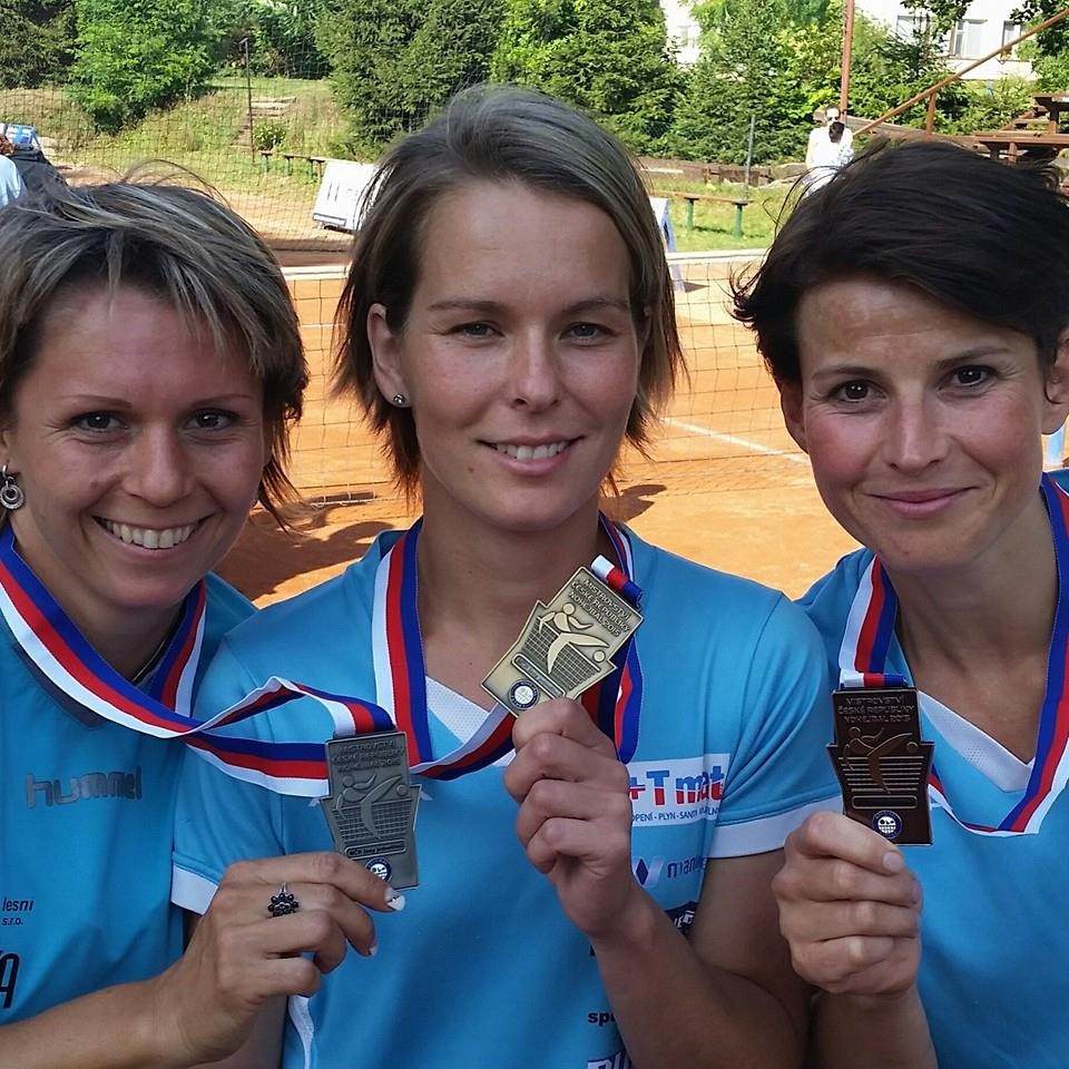 Trio Fischerová, Vokáčová, Cibulková (zleva) patřilo k oporám Českého Brodu v nedělním superfinále