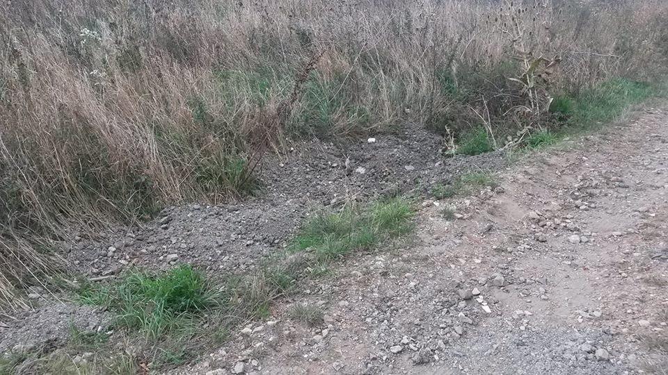 Černé skládky Postřižínští řeší pravidelně. Tato hromada zeminy vyřadila z provozu odvodňovací příkop.