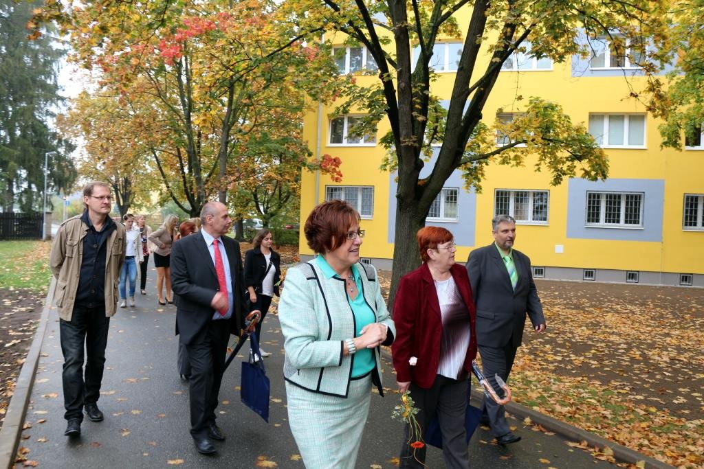Ředitelce školy Ing. Marcele Hrejsové (v modrém kostýmku) se po letech snažení podařilo získat 9 milionů potřebných na zateplení budovy.
