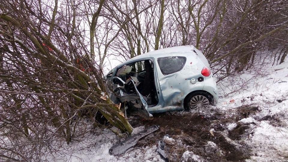 Jedno z aut skončilo ve škarpě. Ulice Velvarská ve Velké Bučině musela být uzavřena.
