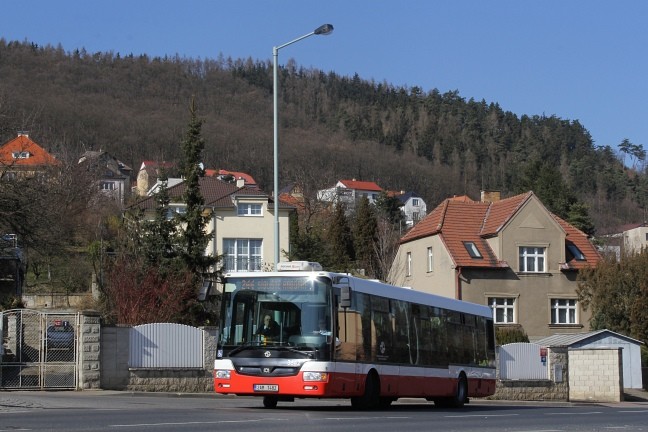 244 se právě stáčí od zastávky Na Viničkách směrem ke konečné Sídliště Radotín (11. 3. 2014); zdroj: autobusy.org