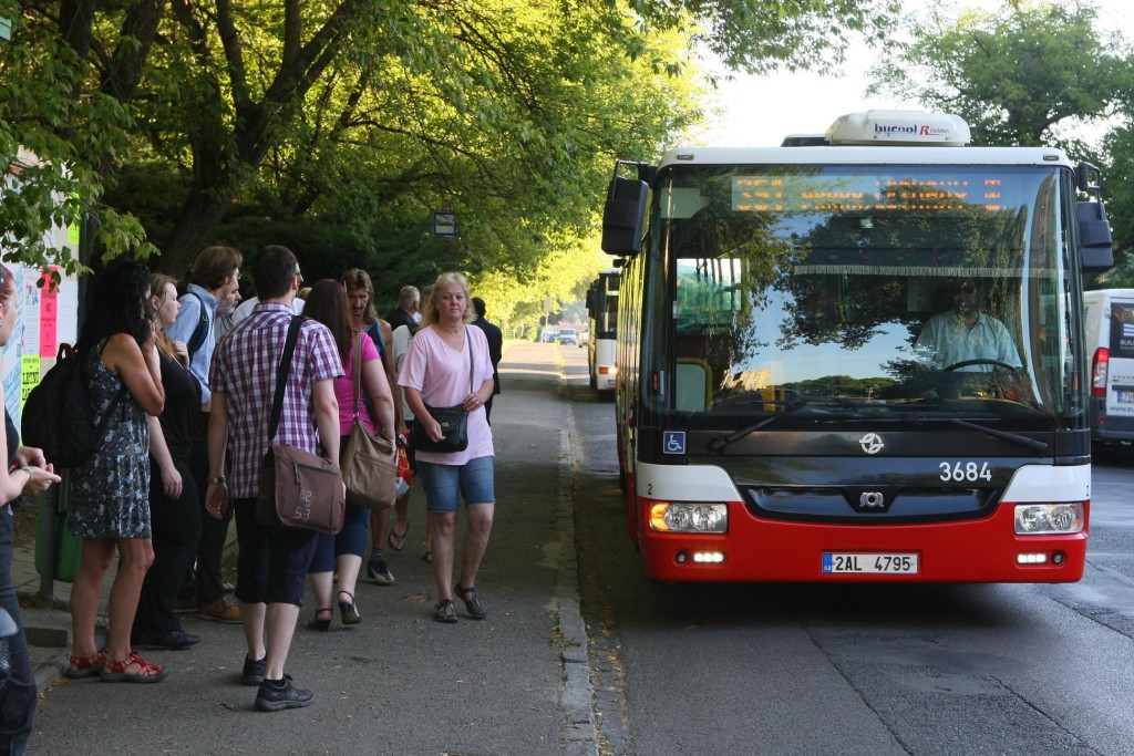 Přes Neratovice jezdí kromě autobusu linky 348 od dubna 2015 také  linky z Mělníka