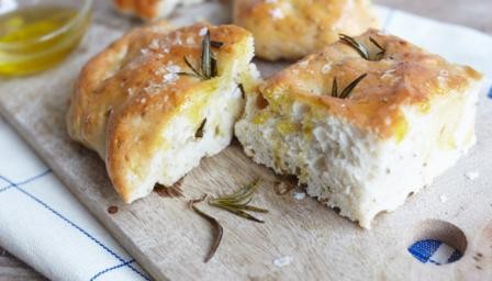 Focaccia se krájí na centimetrové proužky nebo menší kostky