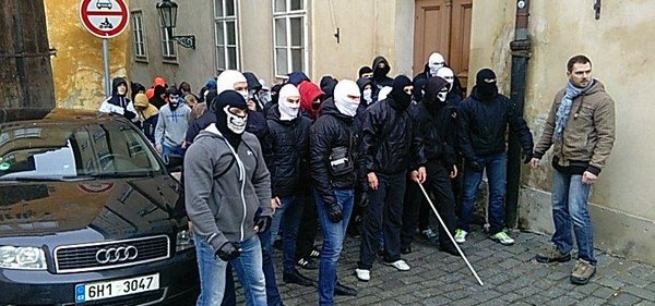 Uklidníme dav, sešikujem policisty