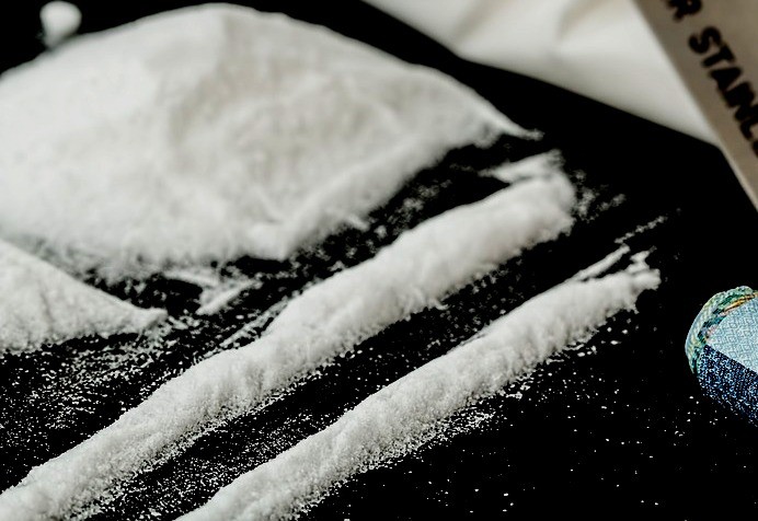 Při šesti domovních prohlídkách policisté nalezli střelivo, nelegálně držené zbraně, ale i omamné a psychotropní látky
