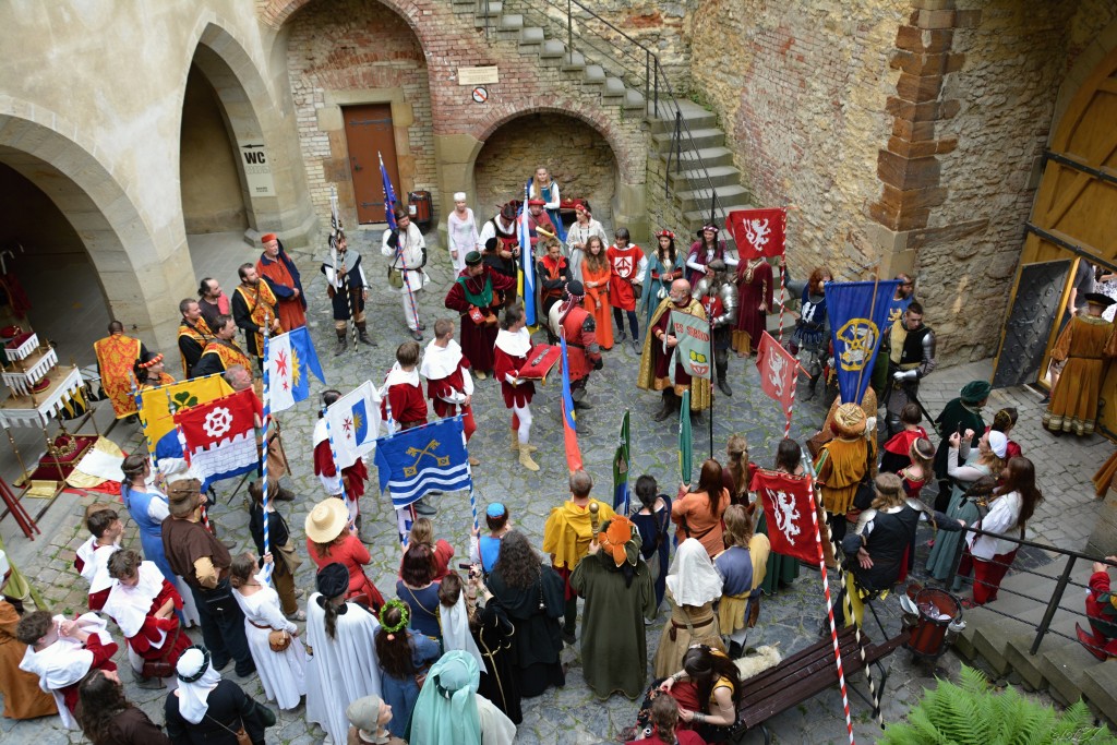 Císař dorazil na nádvoří hradu Karlštejn