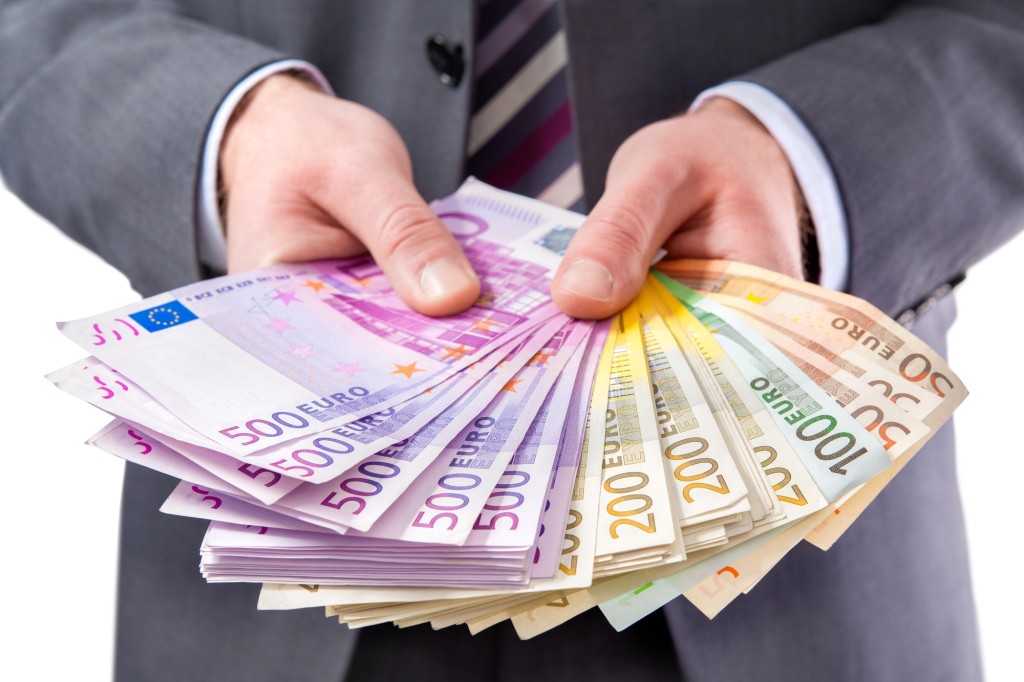 Euro začalo v devizové (virtuální) podobě platit 1. ledna 1999, přičemž ve valutové podobě bylo zavedeno do oběhu 1. ledna 2002 a tak nahradilo dříve platné měny používané ve státech eurozóny