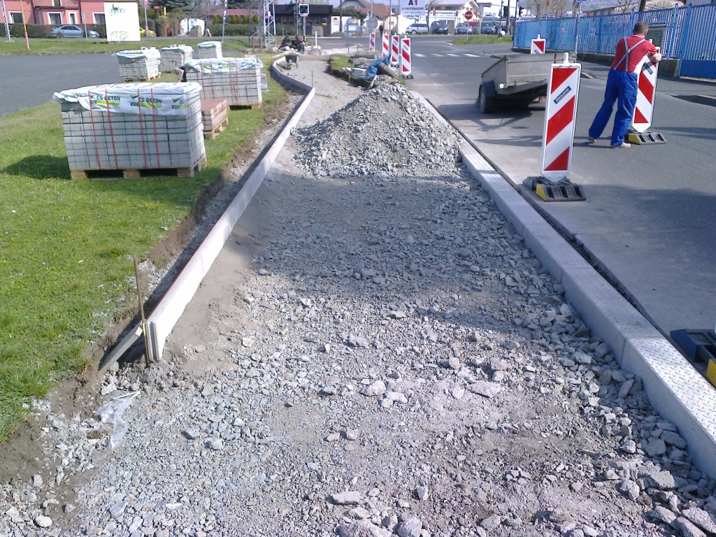 Opravy chodníků v Mělníku jedou na plné obrátky