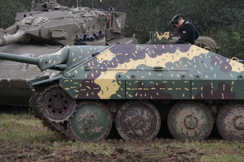V popředí německý stíhač tanků Hetzer, vzadu Izraelský hlavní bitevní tank Merkva Mk.1 vyvinutý roku 1977 s určením na blízkovýchodní bojiště. Nejnovější verzí tohoto tanku  Mk.4 z roku 2002 je izraelská armáda vyzbrojována dodnes.