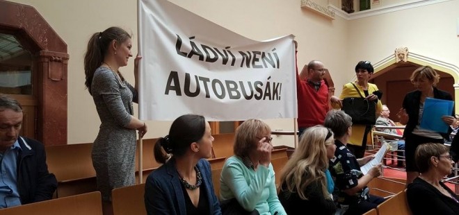 Pražané proestují; zdroj: Ladví není autobusák