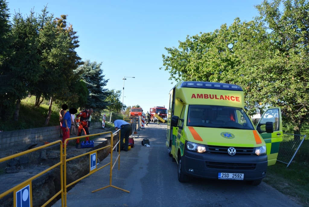 Na Mladoboleslavsku spadl muž do výkopu a auto do řeky