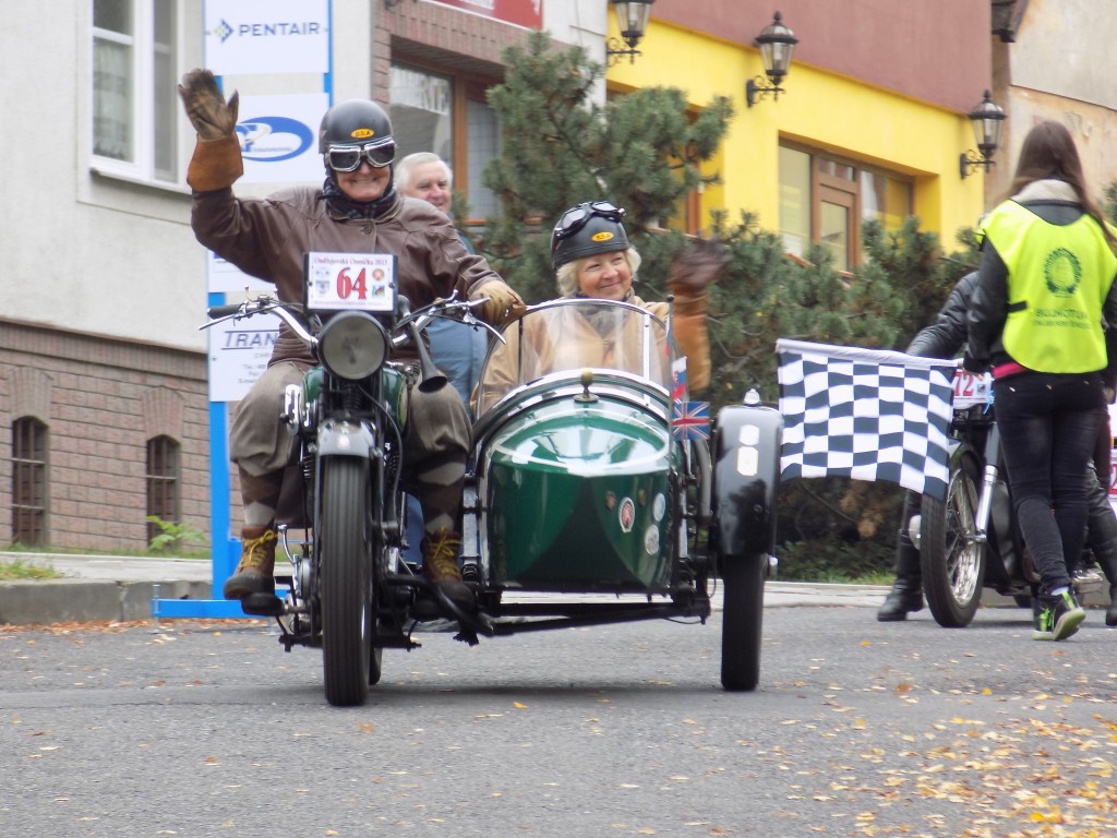 Na náměstí v Ondřejově přicestovalo více jak šest desítek auto a moto veteránů