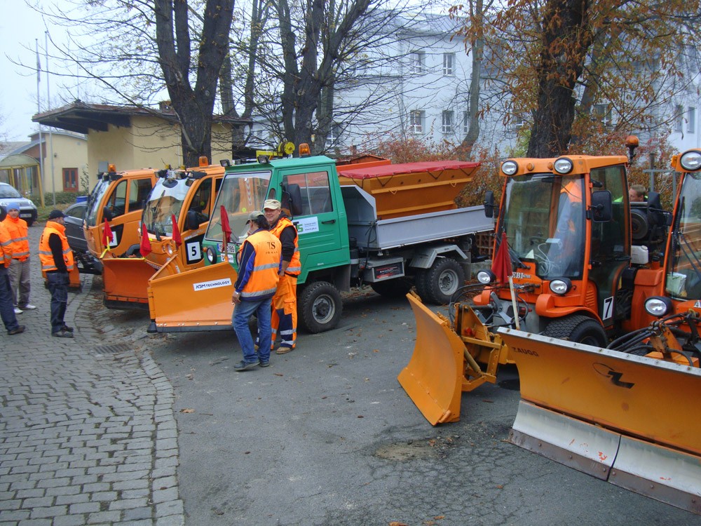 Od prvního listopadu už technické služby i správy silnic jedou podle zimních rozpisů služeb. Víte, kolik kilometrů silnic udržuje kraj?