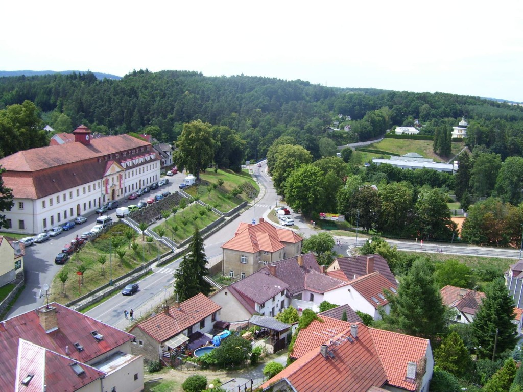 Pohled na křižovatku ve tvaru T z hradní věže