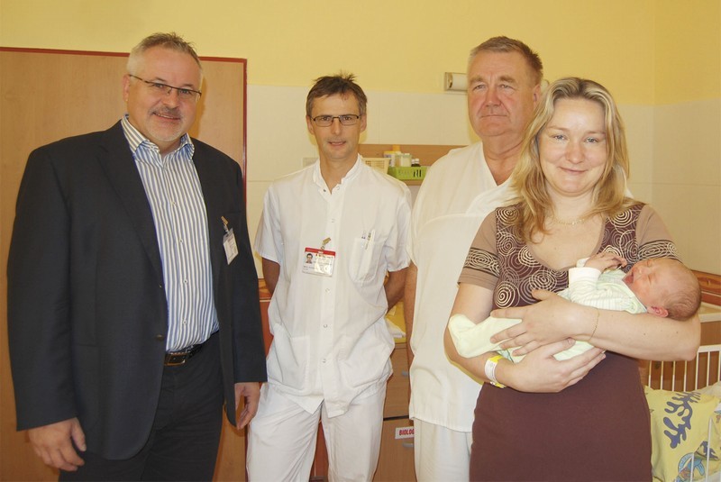 Zleva: Ředitel nemocnice Petr Hostek, primář dětského oddělení Michael Richter, primář porodnice Stanislav Matoušek a maminka Helena Šopejstalová se synem Danielem Červenkou