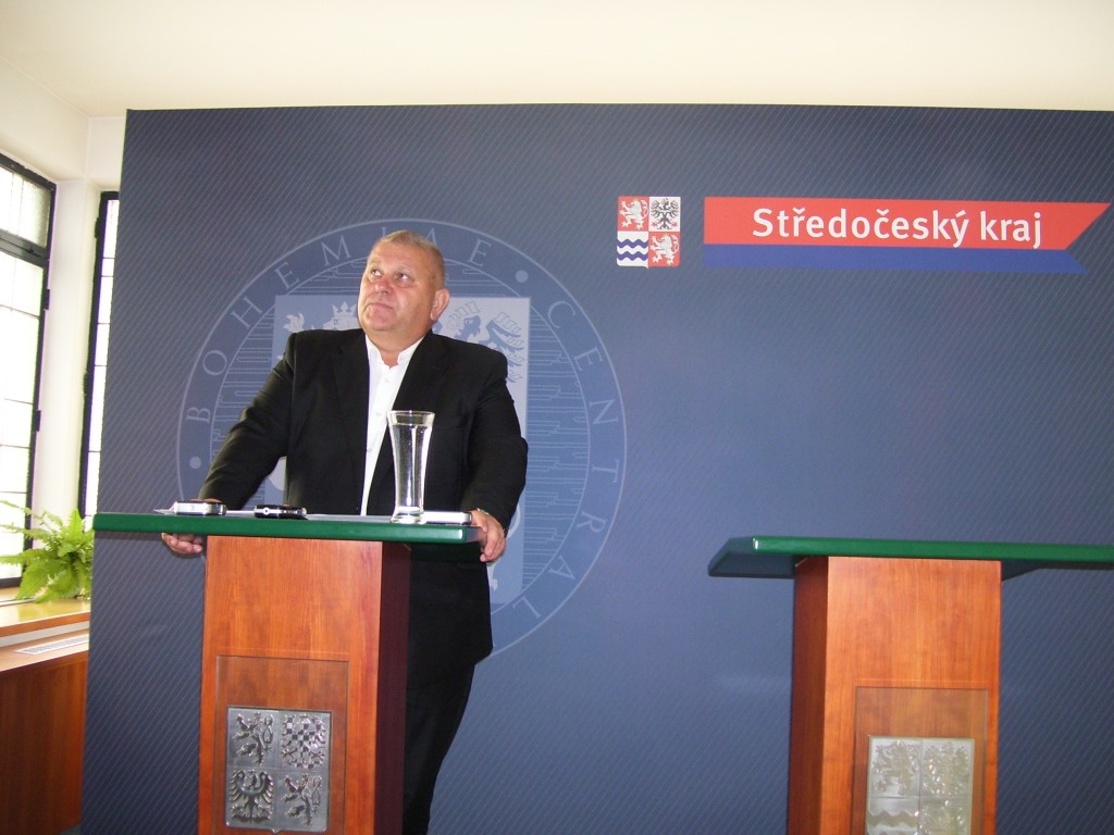 Hejtman Středočeského kraje Miloš Petera na dnešní tiskové konferenci