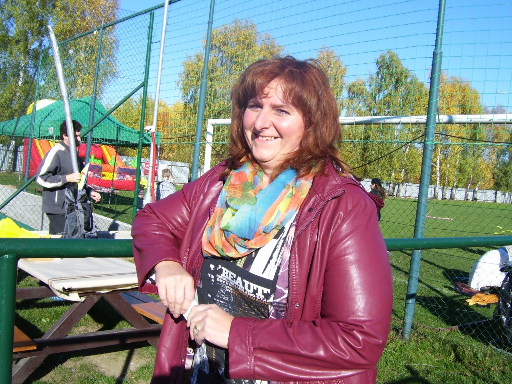 Vlasta Málková při drakiádě na hřišti v Dolních Jirčanech