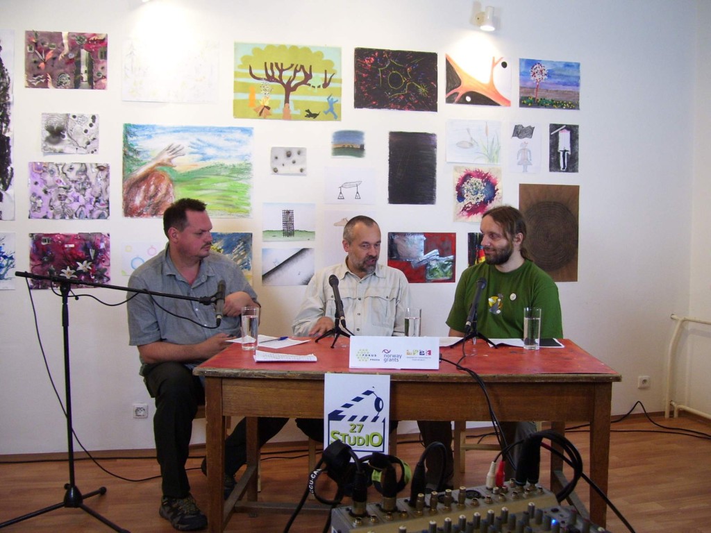 Pavel Novák (uprostřed) během besedy Studia 27