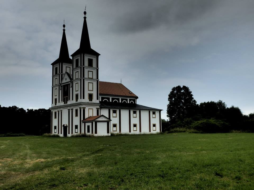Tento kostel stojí na místě bývalého kláštera v Podlažicích (východní Čechy)