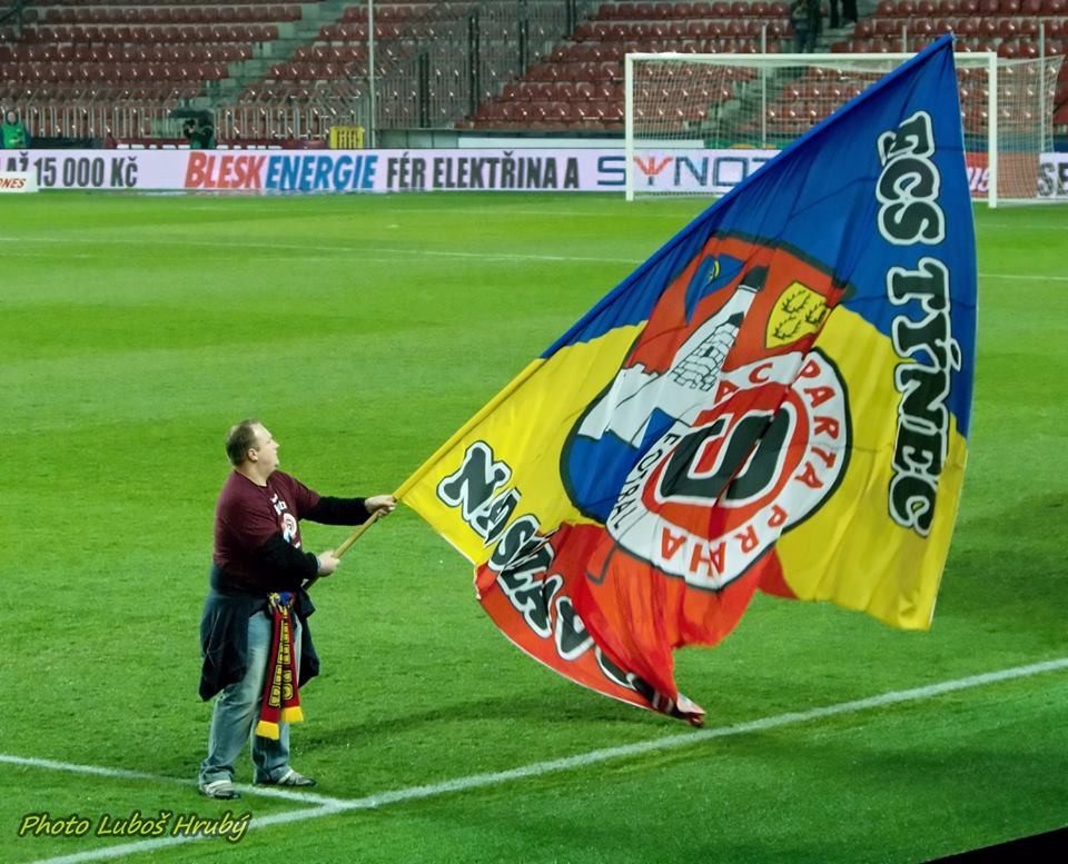 Místopředseda fanklubu Karel Horák coby vlajkonoš týnecké výpravy