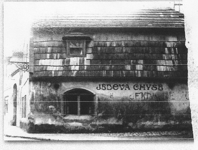 Podle staré pověsti chodil už v roce 1326 do hospody strašit o půlnoci z Židovského města legendární Golem Rabiho Löwa