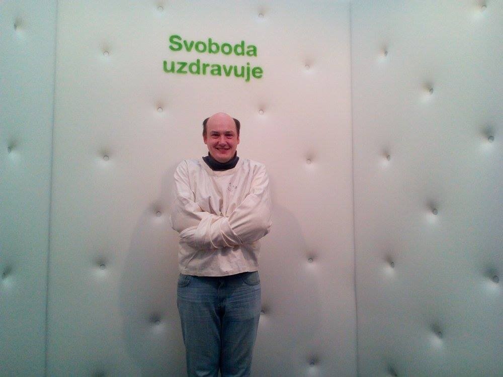 Autor článku ve svěrací kazajce.
