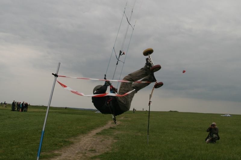 Jedním z pokusů, jak si zpestřit jízdu na landkitingu, je soutěž ve "skoku vysokém"