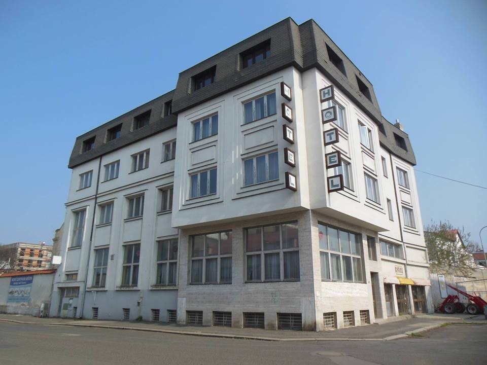 Budova hotelu z třicátých let patří městu Kralupy. Kvůli rekonstrukci náměstí má být zbořena.