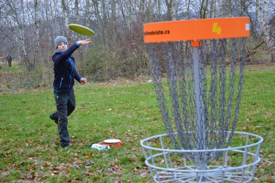 Discgolf může hrát každý v kterémkoliv ročním období
