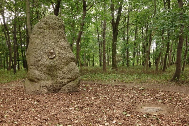 Největší český menhir najdete v Tyršových sadech. Je o 20 cm vyšší, než ten klobucký