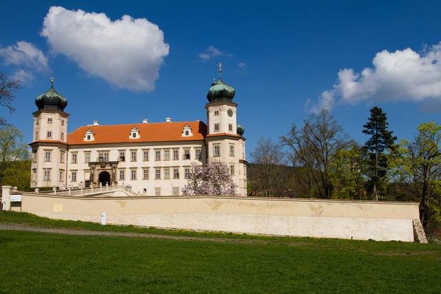 Městečko v okrese Praha-západ, které se nachází pouhých 27 km od hlavního města