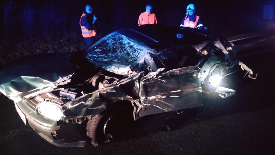 Zraněný řidič si u Velvar stopl cizího řidiče, který ho odvezl do Prahy, zatímco ho ostatní hledali s termovizí