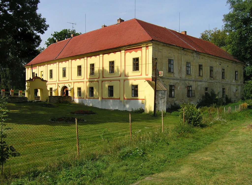  V roce 1949 byl zámek zestátněn a do 90. let 20. století patřil místnímu zemědělskému družstvu.