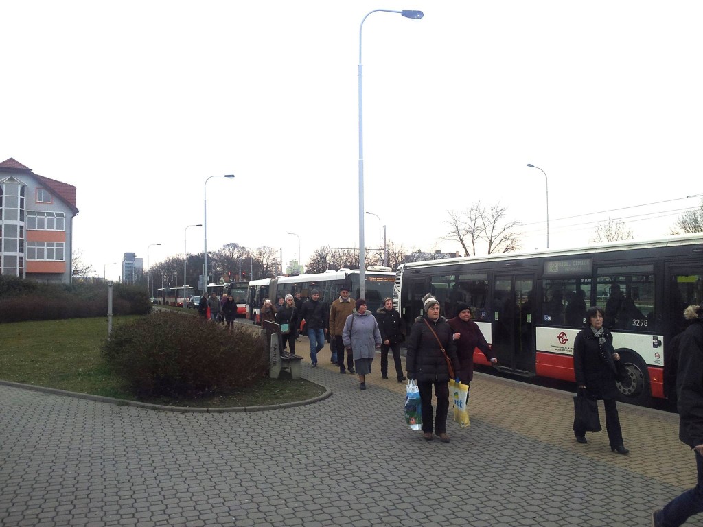 Takto vypadá Ládví, kde opravdu není autobusové nádraží, ale pouze zastávka