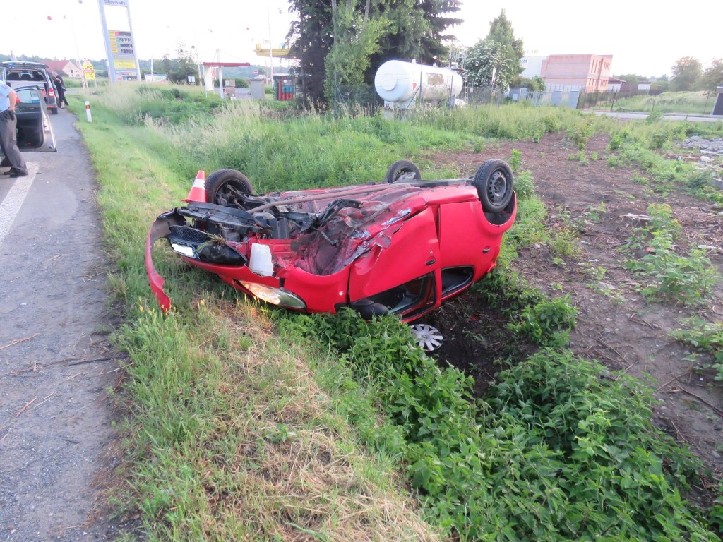 Auto převrátil na střechu v pravotočivé zatáčce. Ilustrační foto