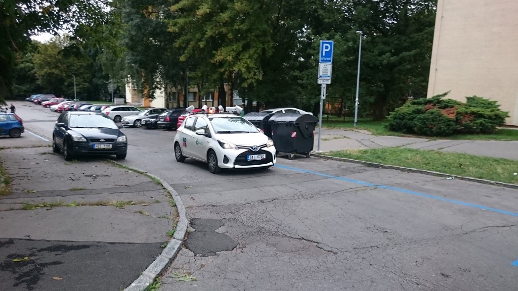 Auto, které kontroluje, zda tady parkují ti správní lidé. Popelnice v modré zóně mu evidentně nevadí