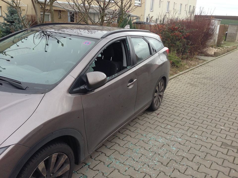 Poslední krádež se stala v úterý 22. prosince ráno. Policie zloděje vyrušila. Jeli v bílém autě