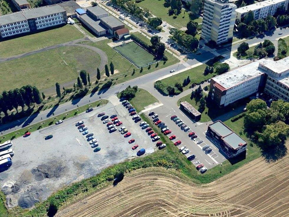 Parkování před poliklinikou v Nymburku