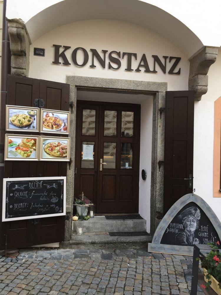 Pozor, vstup do penzionu je přes kavárnu.