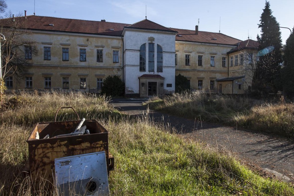 Celý prostor je uzavřen a jenom chátrá