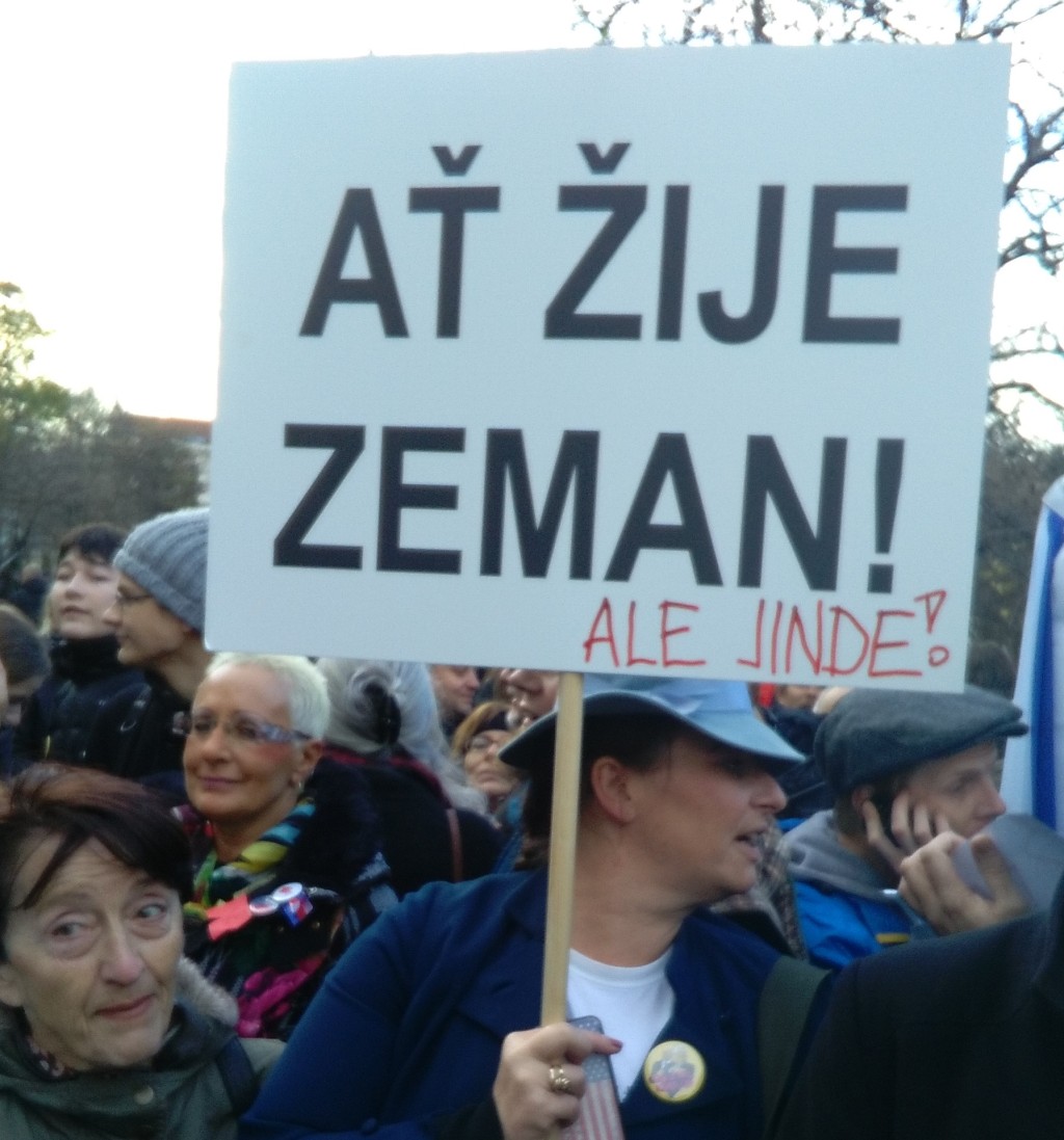 Odpůrkyně současného prezidenta v davu jeho příznivců na Albertově