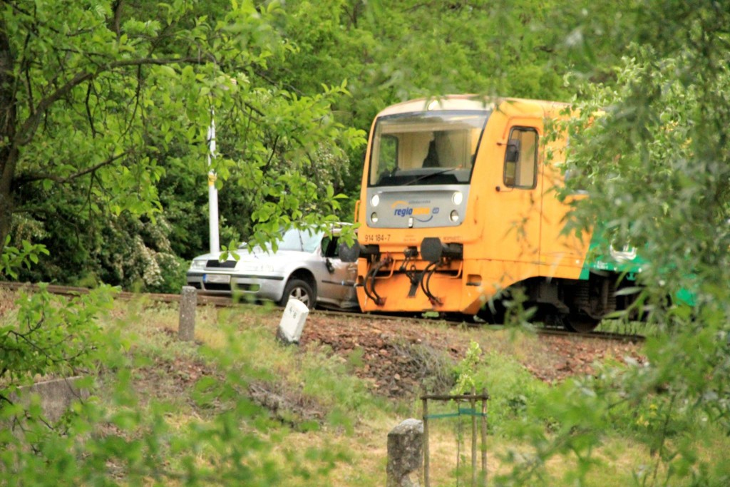 Vlak táhl automobil 100 metrů po perónu