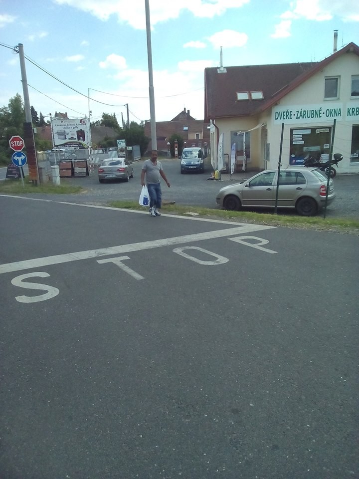 Jeden ze vzácných záběrů "podnikatele s igelitkou"