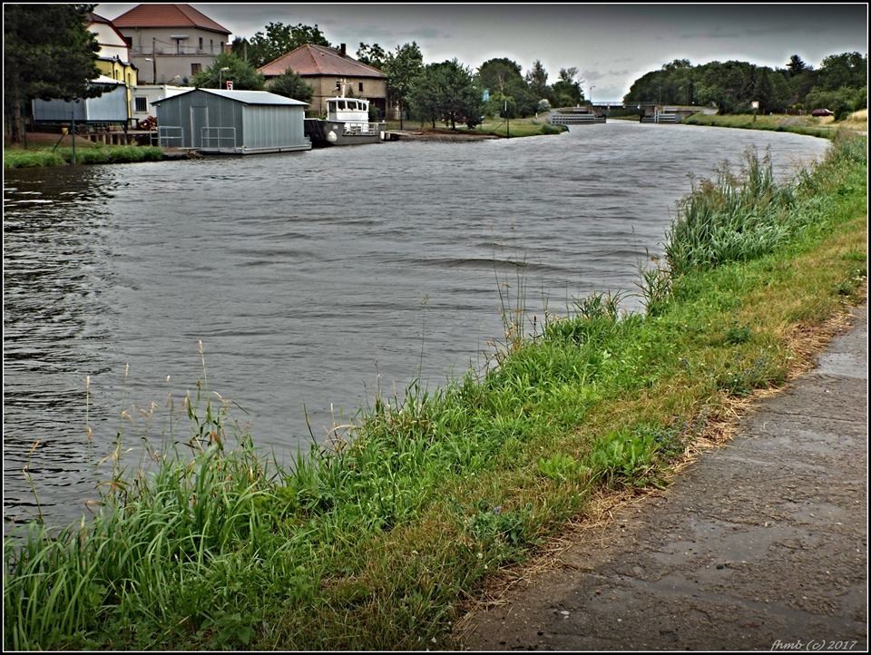 Mnozí místní se na řeku dívají s obavami