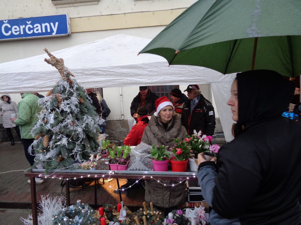 Na adventní akci nechyběla čerčanská květinářka